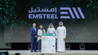 أطلقت شركة إمستيل مبادرة جديدة تحمل اسم "برنامج الحديد المستدام"، في خطوة استراتيجية تهدف إلى دعم توجهات قطاع البناء نحو الحلول الخضراء وتقليل البصمة الكربونية. يأتي هذا البرنامج ضمن التزام الشركة بتعزيز الاستدامة في قطاع الصناعات الثقيلة، حيث يركز على تطوير وإنتاج حديد صديق للبيئة يتميز بكفاءة عالية في استهلاك الطاقة وتقليل الانبعاثات الناتجة عن عمليات التصنيع. وتهدف إمستيل من خلال هذه المبادرة إلى توفير بدائل مبتكرة تواكب المتغيرات العالمية في مجال البناء المستدام، خاصة مع تزايد الطلب على المواد التي تراعي معايير البيئة وتساهم في تقليل التلوث وتعزيز كفاءة المباني. كما أوضحت الشركة أن البرنامج يستند إلى تقنيات متقدمة في إعادة التدوير وتحسين كفاءة الإنتاج، بما يضمن خفض استخدام الموارد الطبيعية والحفاظ على البيئة. ويُتوقع أن يسهم "برنامج الحديد المستدام" في تعزيز مكانة إمستيل كشريك رئيسي في خطط التنمية المستدامة، إلى جانب دعمه لقطاع الإنشاءات والبنية التحتية الذي يشهد تحولاً نحو ممارسات أكثر صداقة للبيئة. هذا التوجه يعكس الرؤية المستقبلية للشركة في الموازنة بين متطلبات النمو الصناعي والحفاظ على البيئة، وهو ما يجعلها من أوائل الشركات التي تتبنى مثل هذه الخطوات في المنطقة.